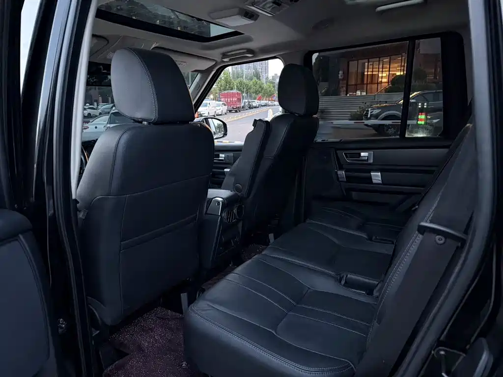 Land Rover Discovery 2017 — фото 13