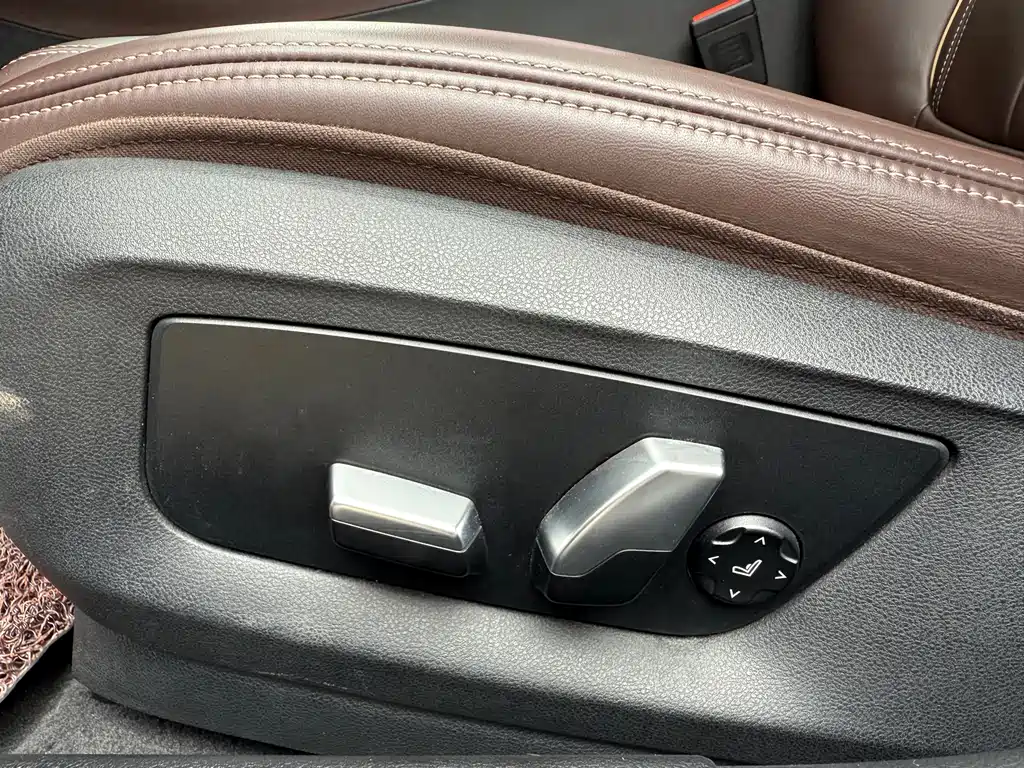 BMW 5 Series 2019 — фото 10