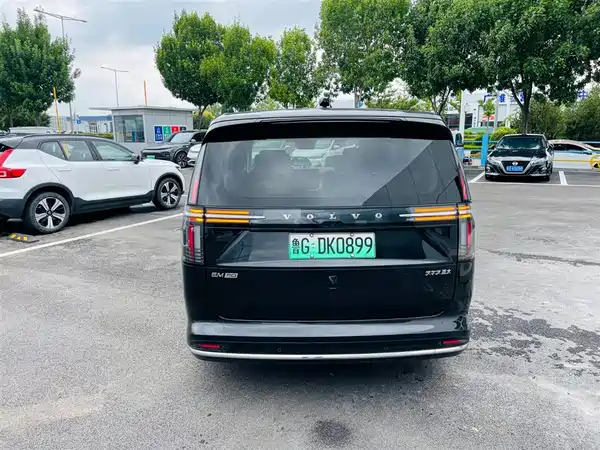 Volvo EM90 2024