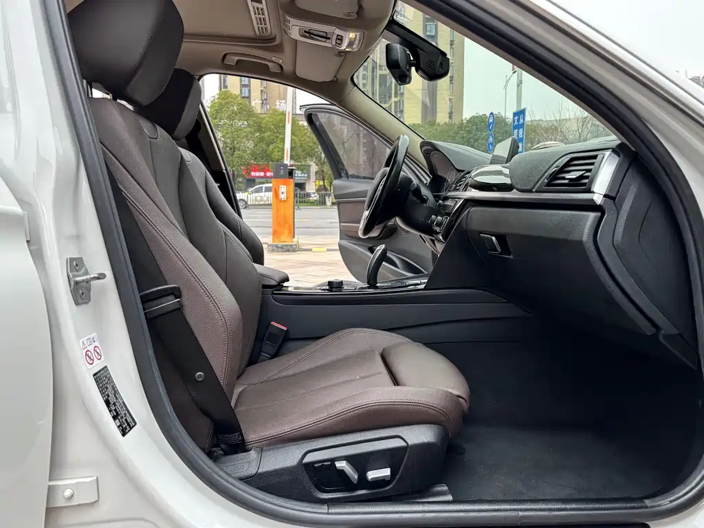 BMW 3 Series 2018 — фото 14