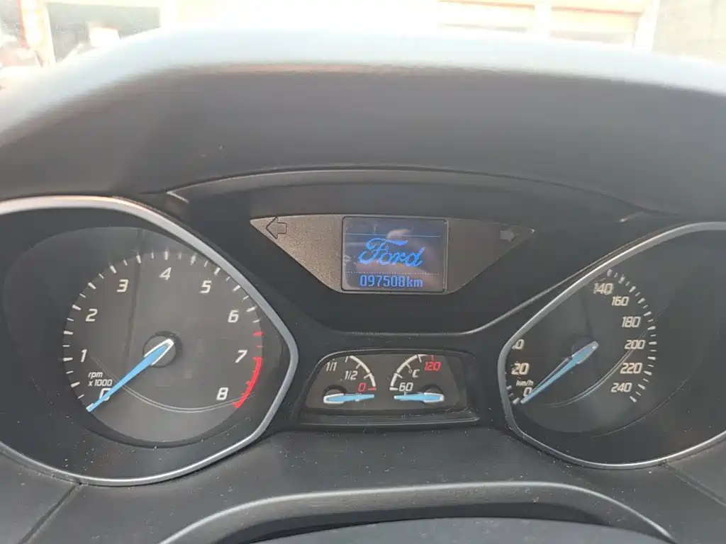 Ford Focus 2015 — фото 12