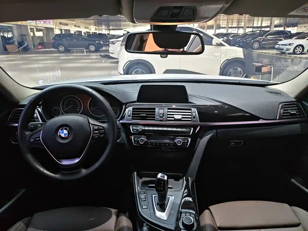 BMW 3 Series 2018 — фото 9
