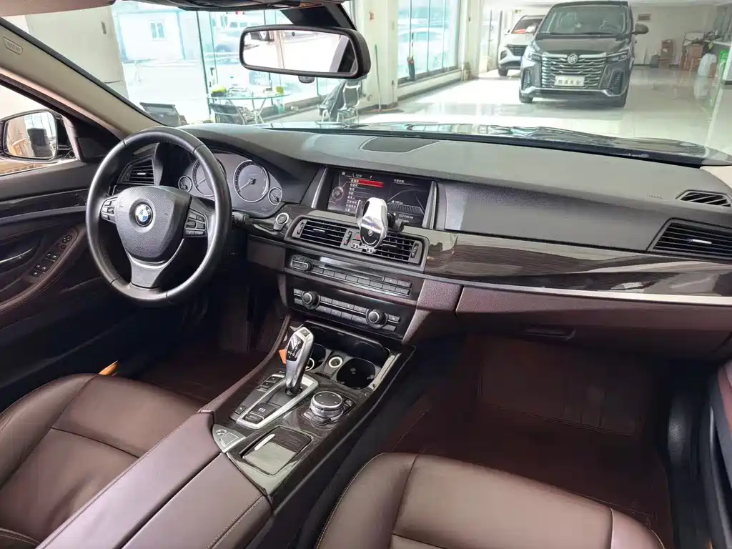 BMW 5 Series 2018 — фото 12