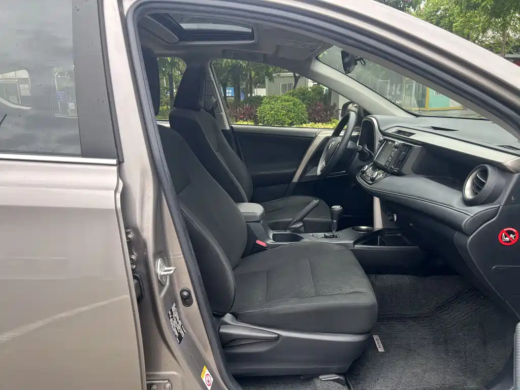 Toyota RAV4 2015 — фото 12
