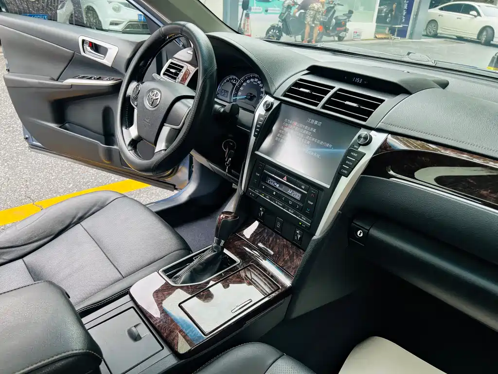 Toyota Camry 2017 — фото 11