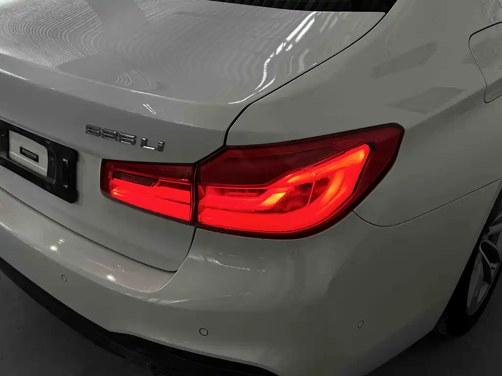 BMW 5 Series 2018 — фото 17