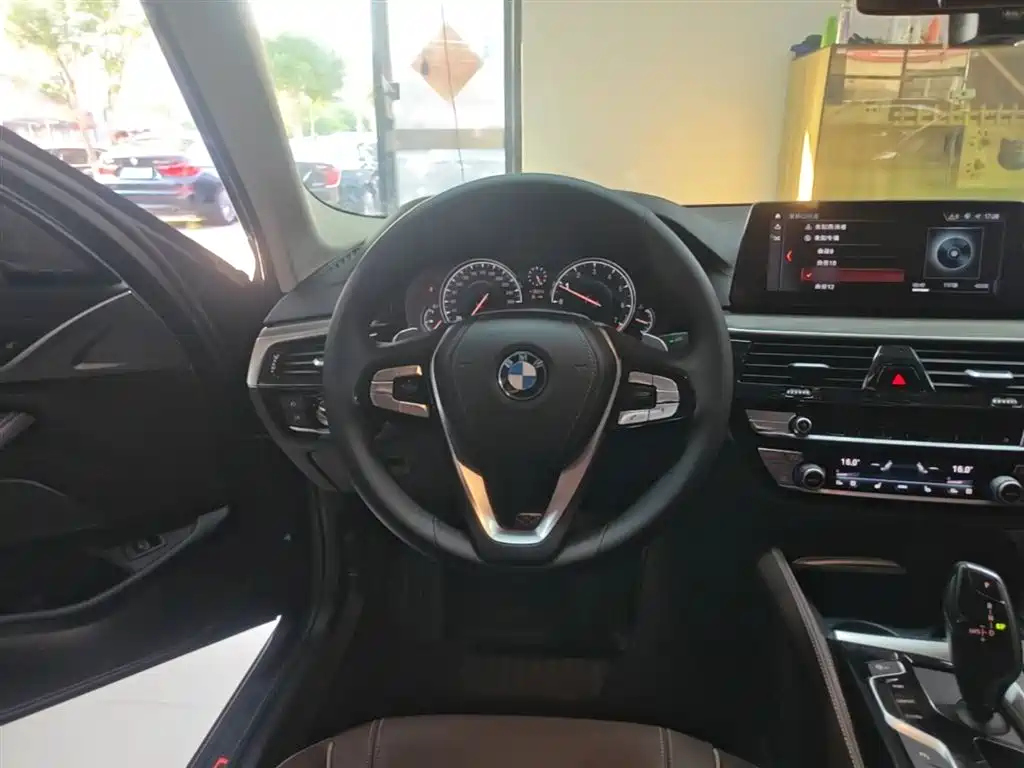 BMW 5 Series 2018 — фото 11