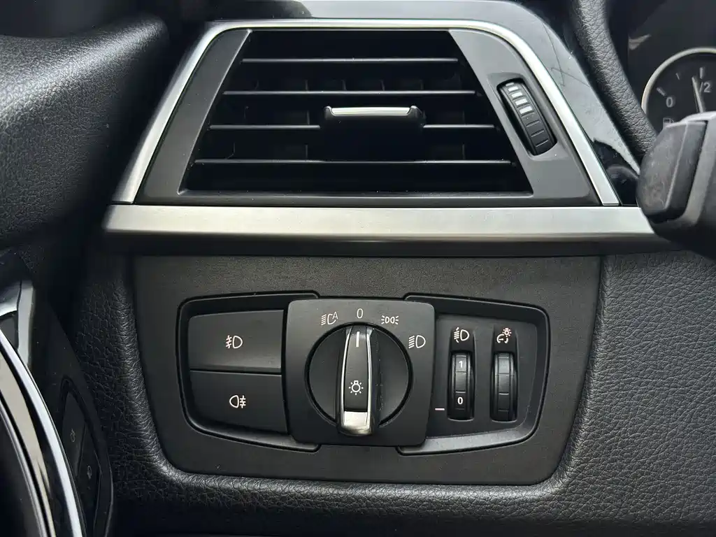 BMW 3 Series 2019 — фото 12