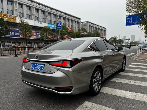 Lexus ES 2022