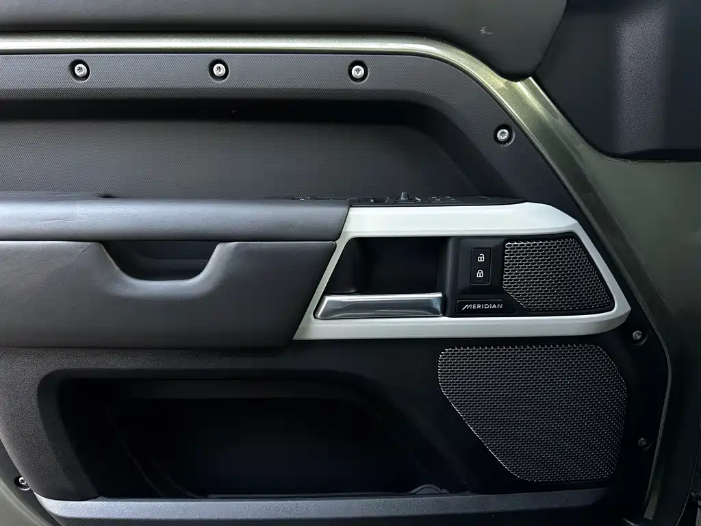 Land Rover Defender 2022 — фото 18