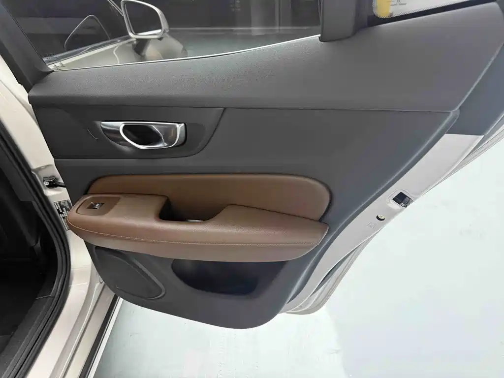 Volvo S60 2022 — фото 10