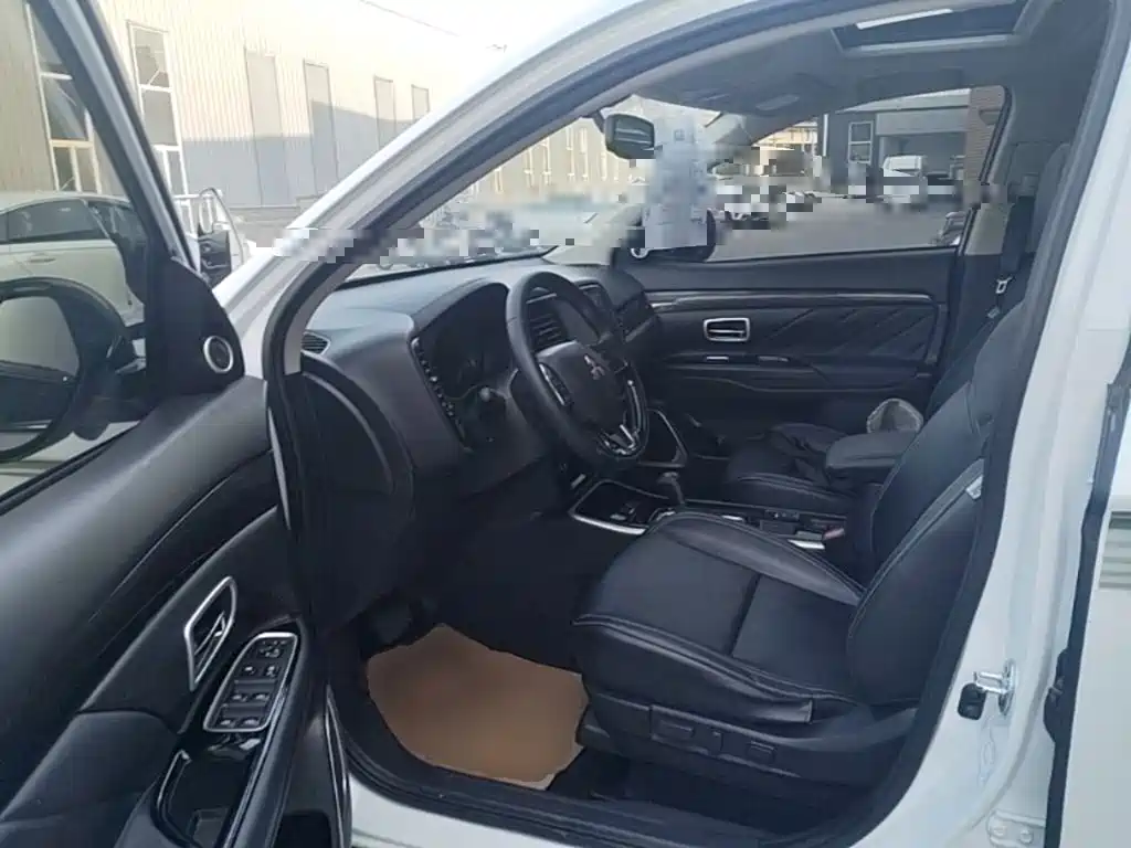 Mitsubishi Outlander 2020 — фото 15