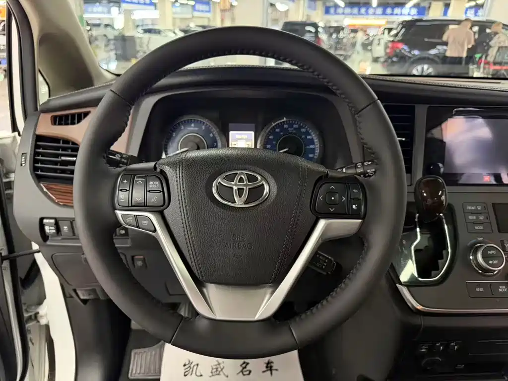 Toyota Sienna 2017 — фото 12