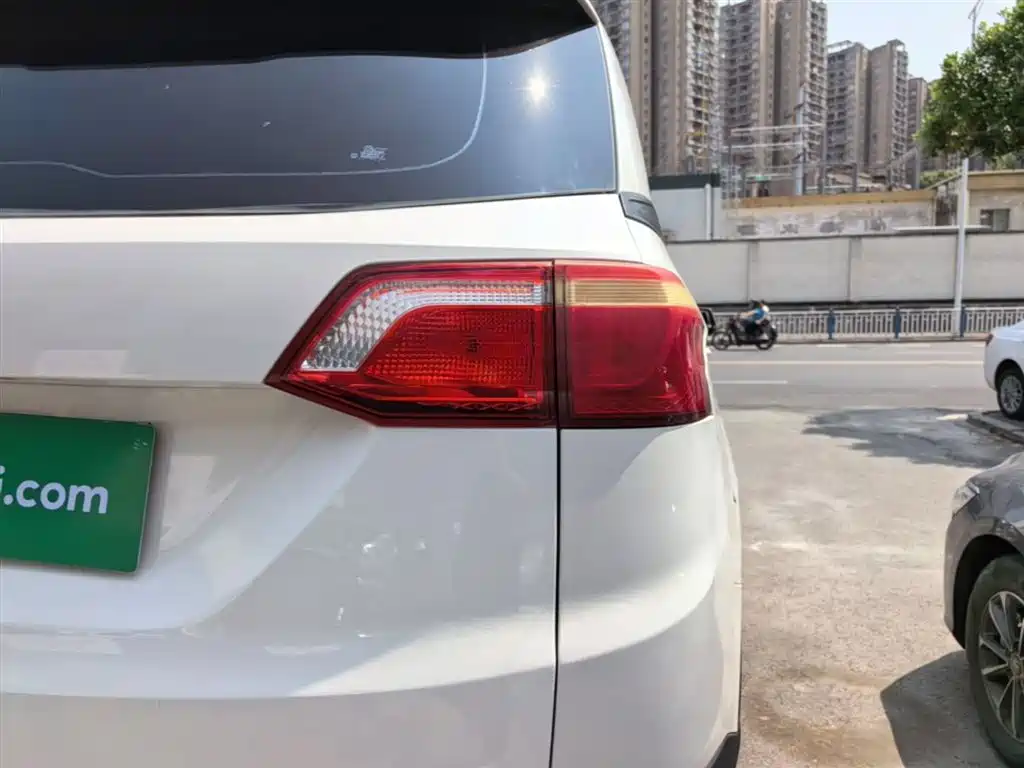 Wuling Hongguang S3 2018 — фото 8