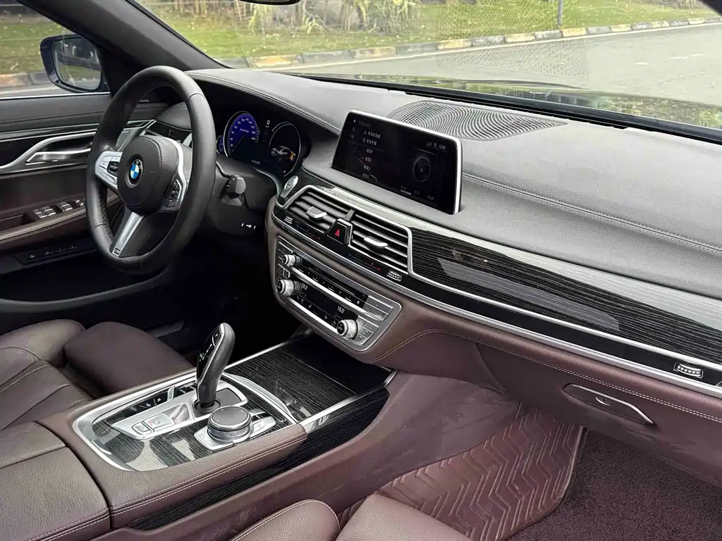 BMW 7 Series 2019 — фото 19
