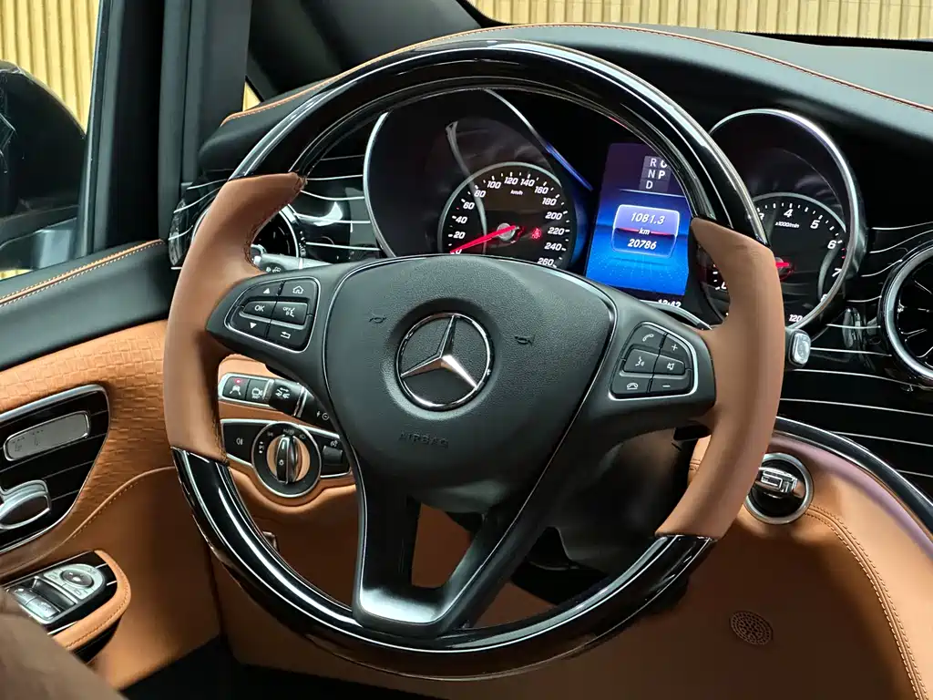 Mercedes-Benz V-Class 2023 — фото 12