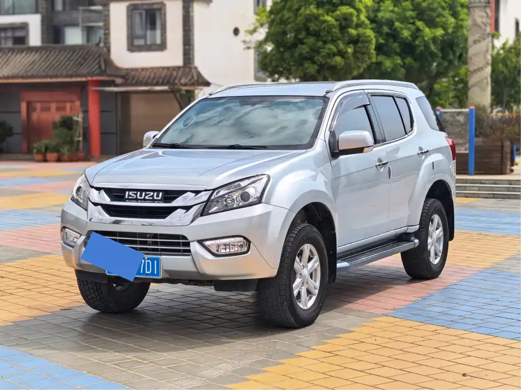 Isuzu MU-X 2017 — фото 1