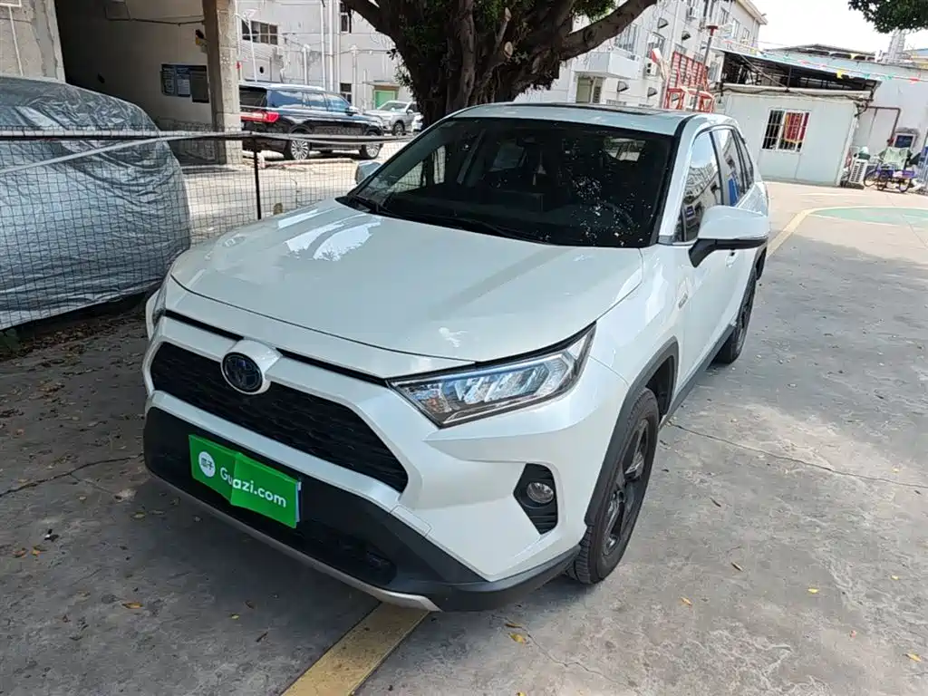 Toyota RAV4 2021 — фото 1