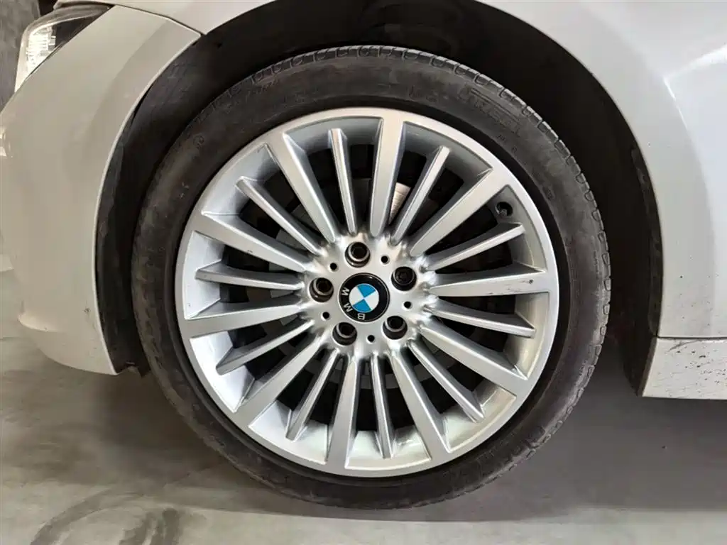 BMW 3 Series 2018 — фото 23