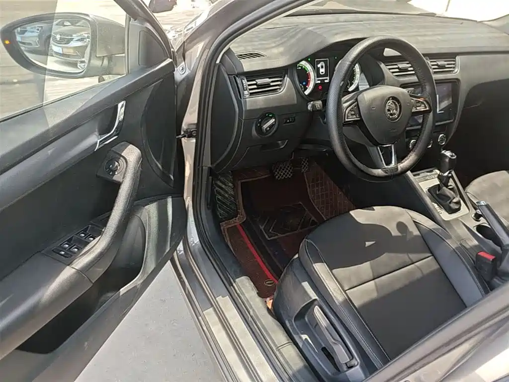 Skoda Octavia 2022 — фото 16