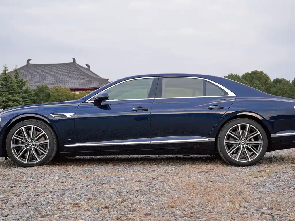 Bentley Flying Spur 2024 — фото 2