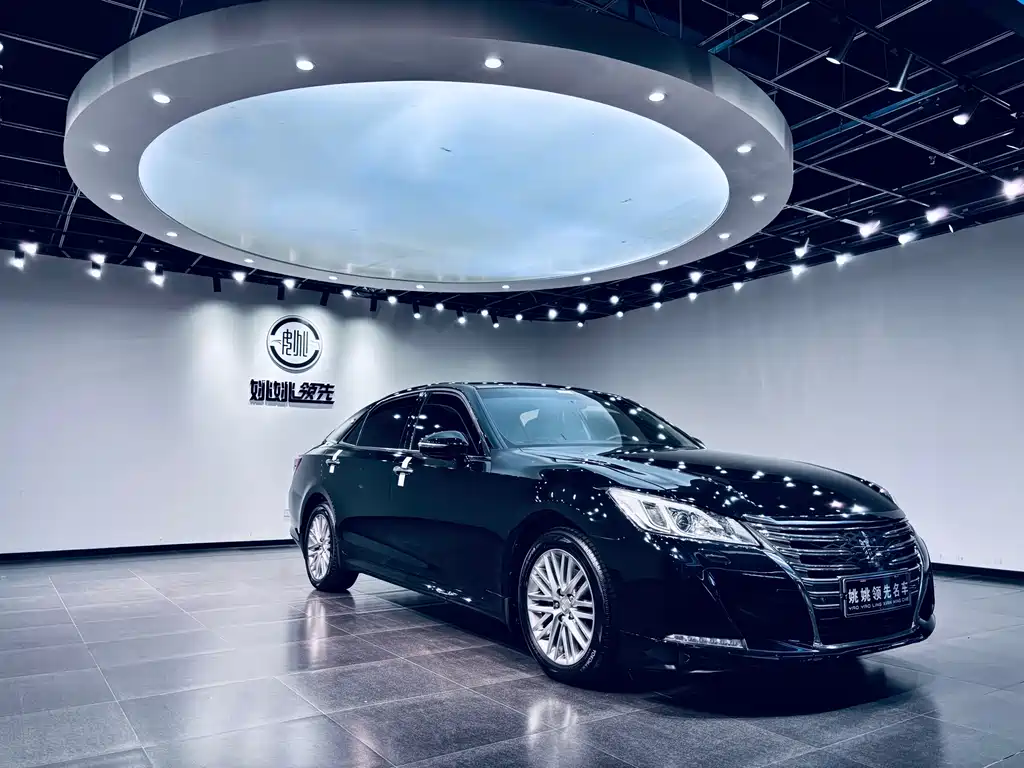 Toyota Crown 2017 — фото 13