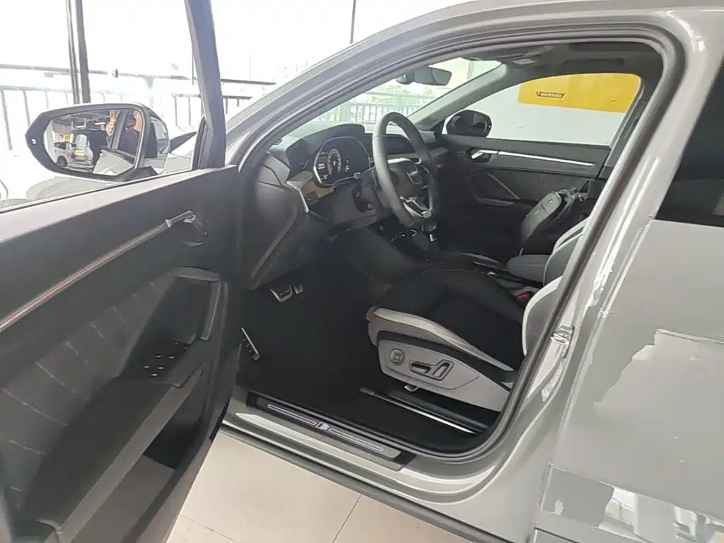 Audi Q3 Sportback 2025 — фото 16