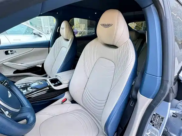 Aston Martin DBX 2023