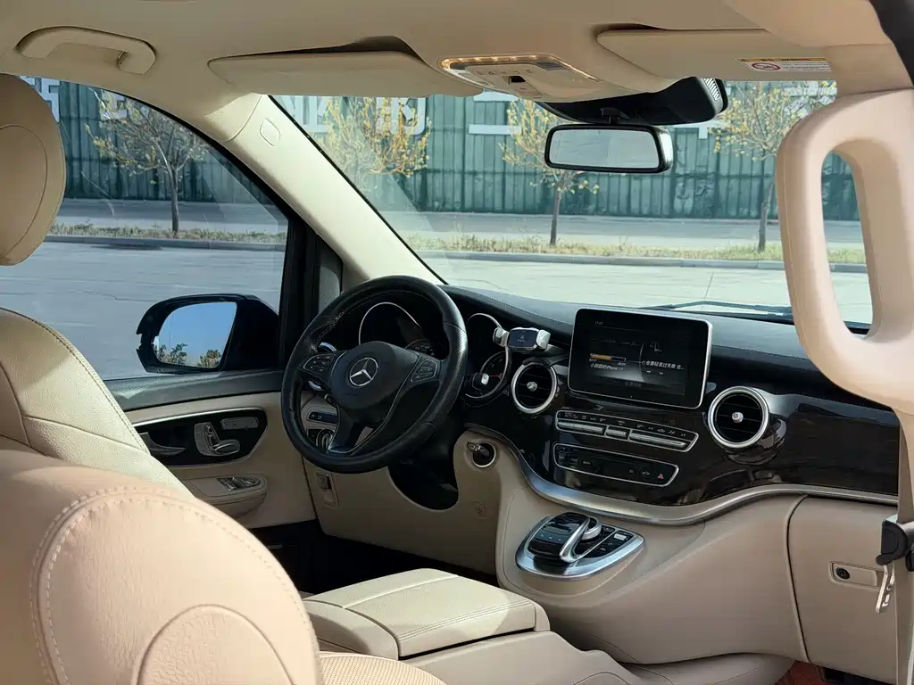 Mercedes-Benz V-Class 2020 — фото 21