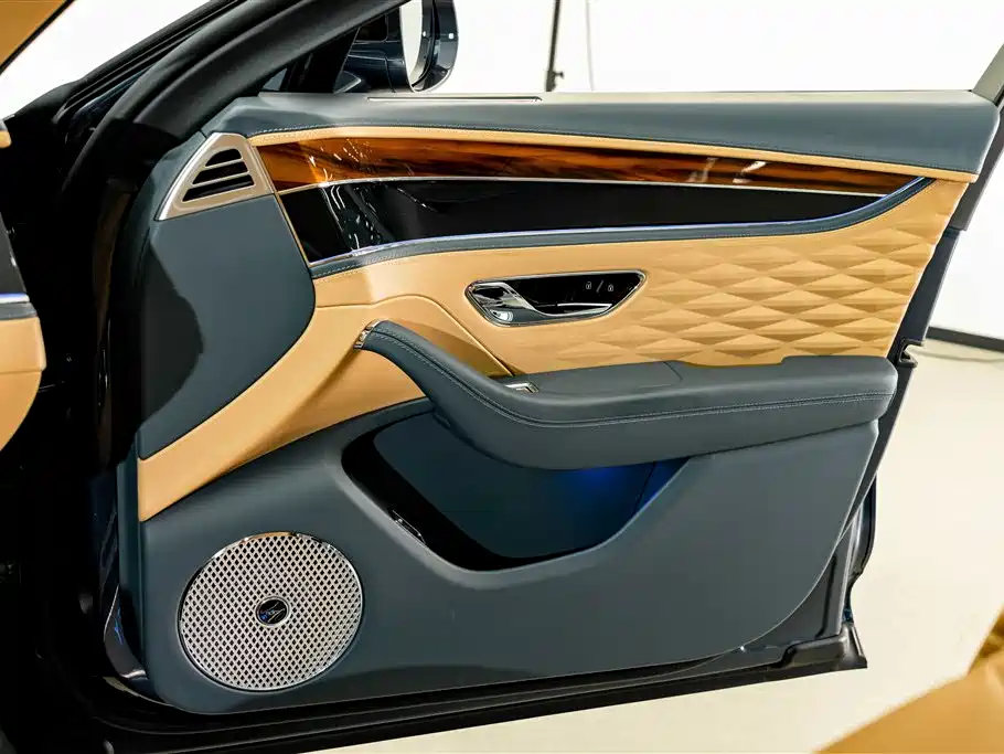 Bentley Flying Spur 2021 — фото 20