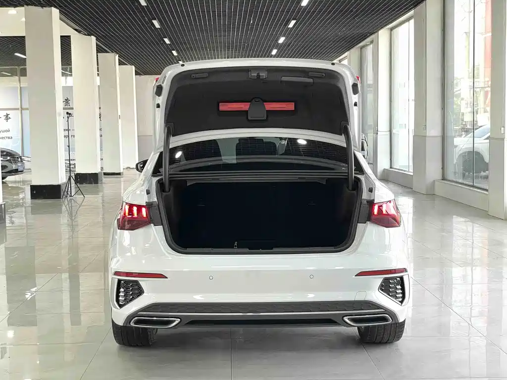 Audi A3 2023 — фото 17