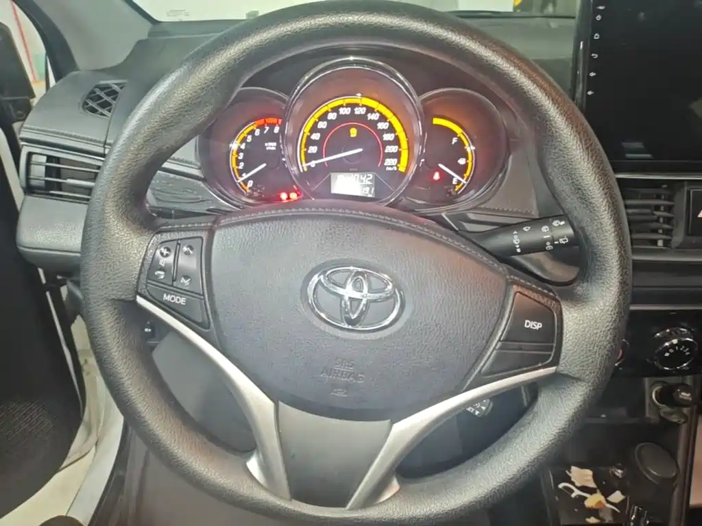 Toyota Yaris L 2022 — фото 11