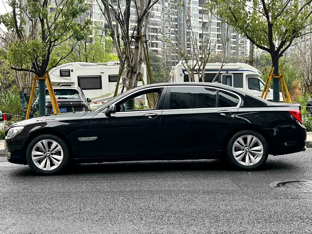 BMW 7 Series 2011 — фото 8