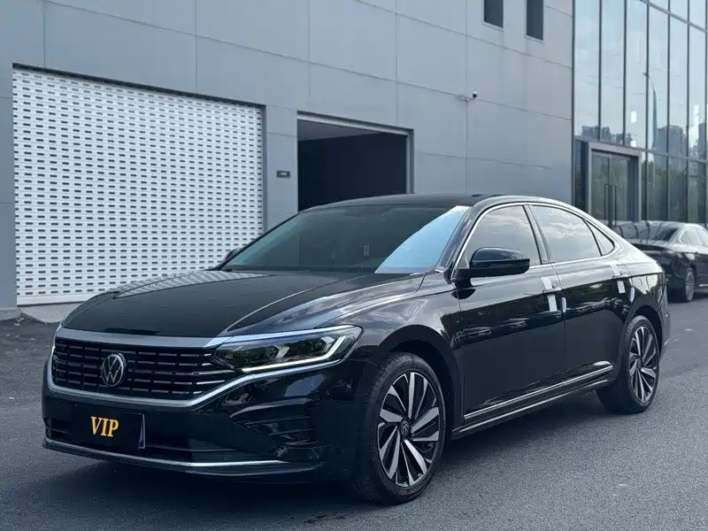 Volkswagen Passat 2023 — фото 1