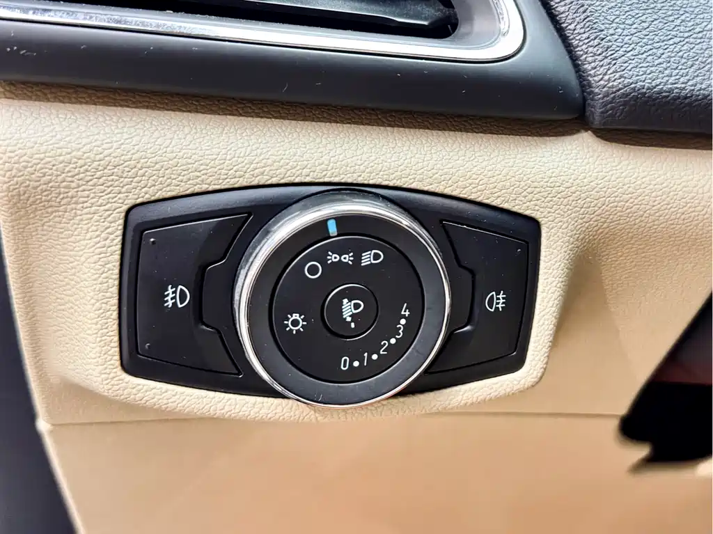 Ford Escort 2015 — фото 12