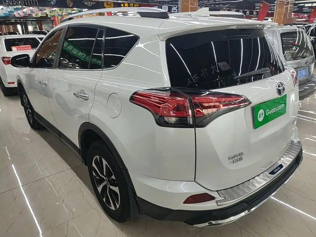 Toyota RAV4 2017 — фото 5