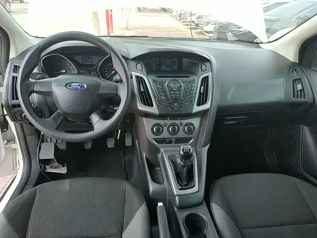 Ford Focus 2015 — фото 10
