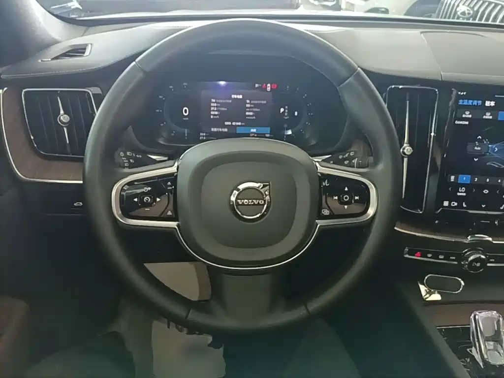 Volvo XC60 2023 — фото 11
