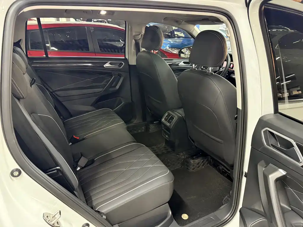 Volkswagen Tiguan L 2023 — фото 14