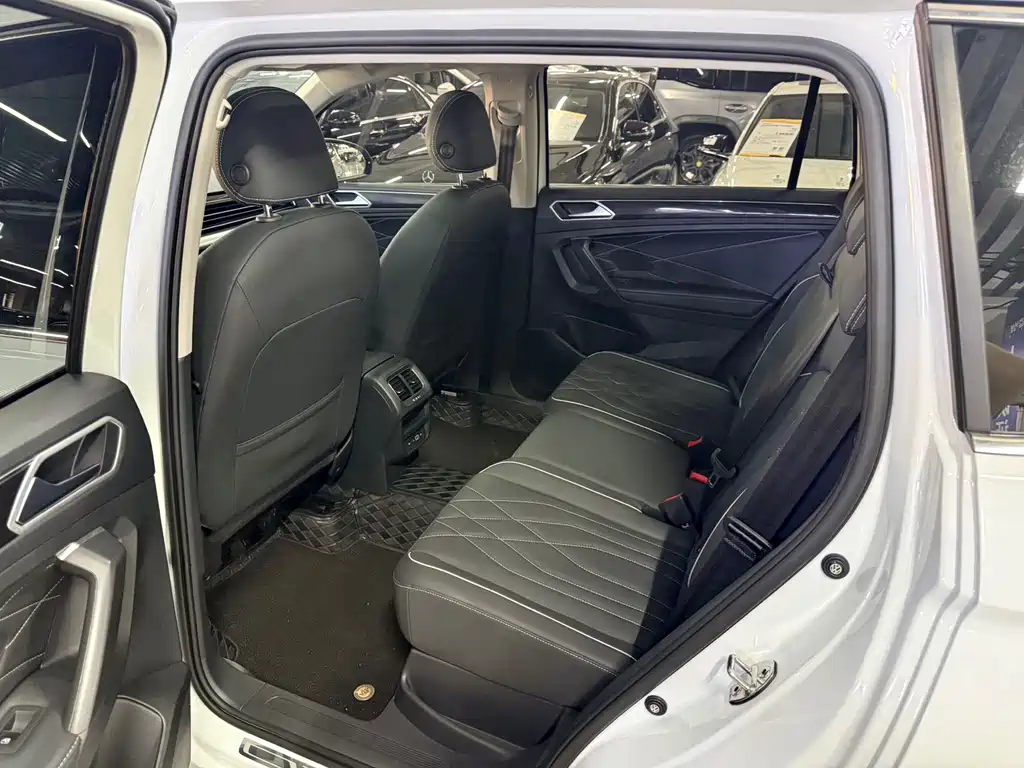 Volkswagen Tiguan L 2023 — фото 11