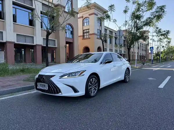 Lexus ES 2024