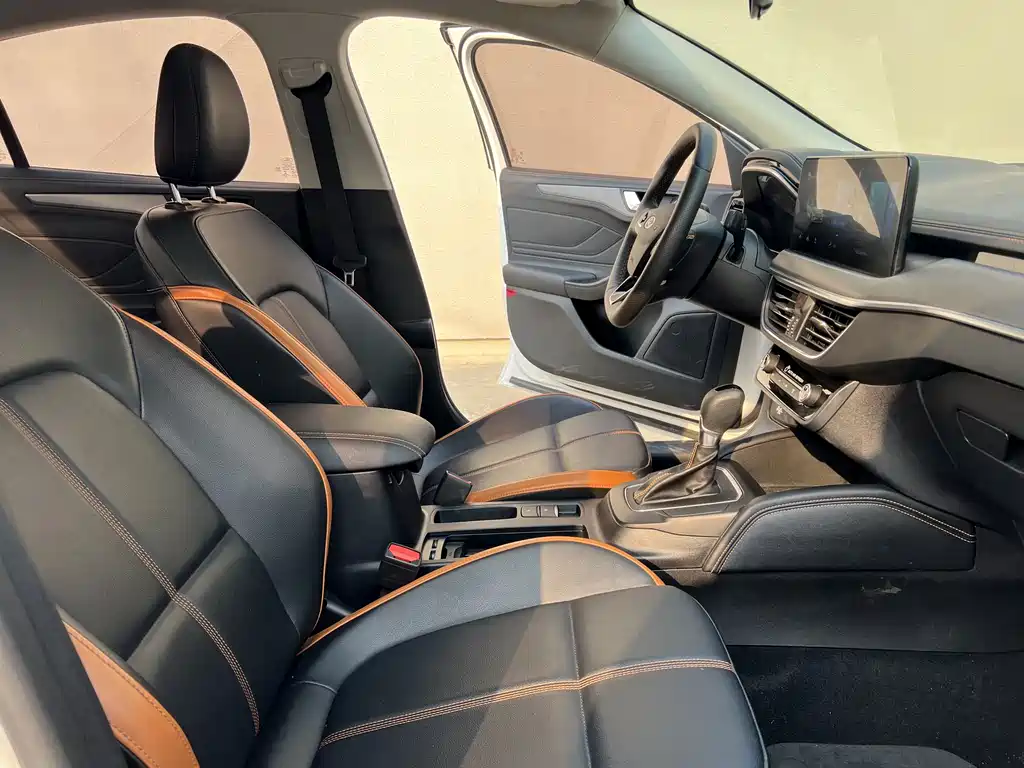 Ford Focus 2023 — фото 8