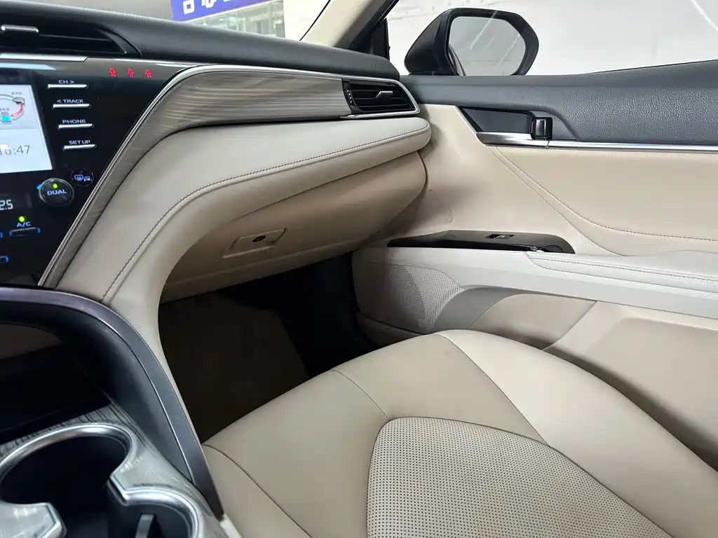 Toyota Camry 2018 — фото 18