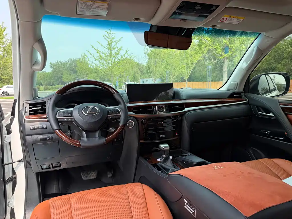 Lexus LX 2017 — фото 11