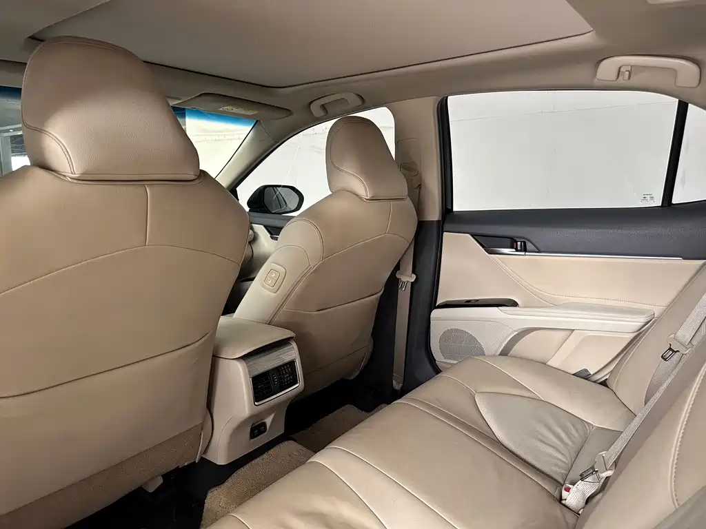 Toyota Camry 2018 — фото 12