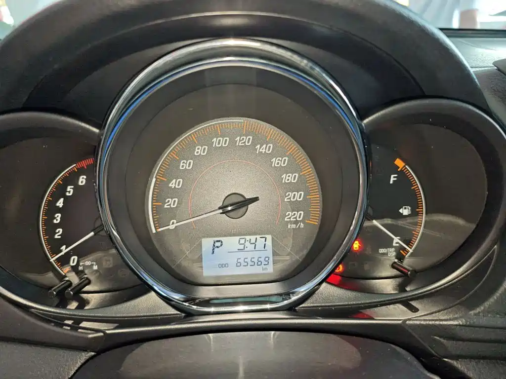 Toyota Yaris L 2020 — фото 12