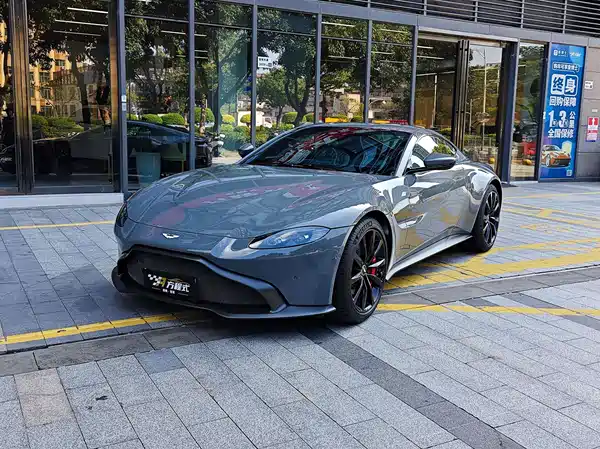 Aston Martin V8 Vantage 2022