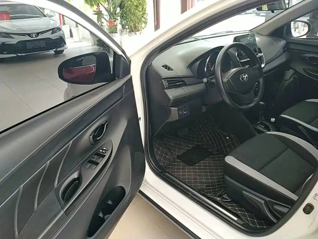 Toyota Yaris L 2020 — фото 16