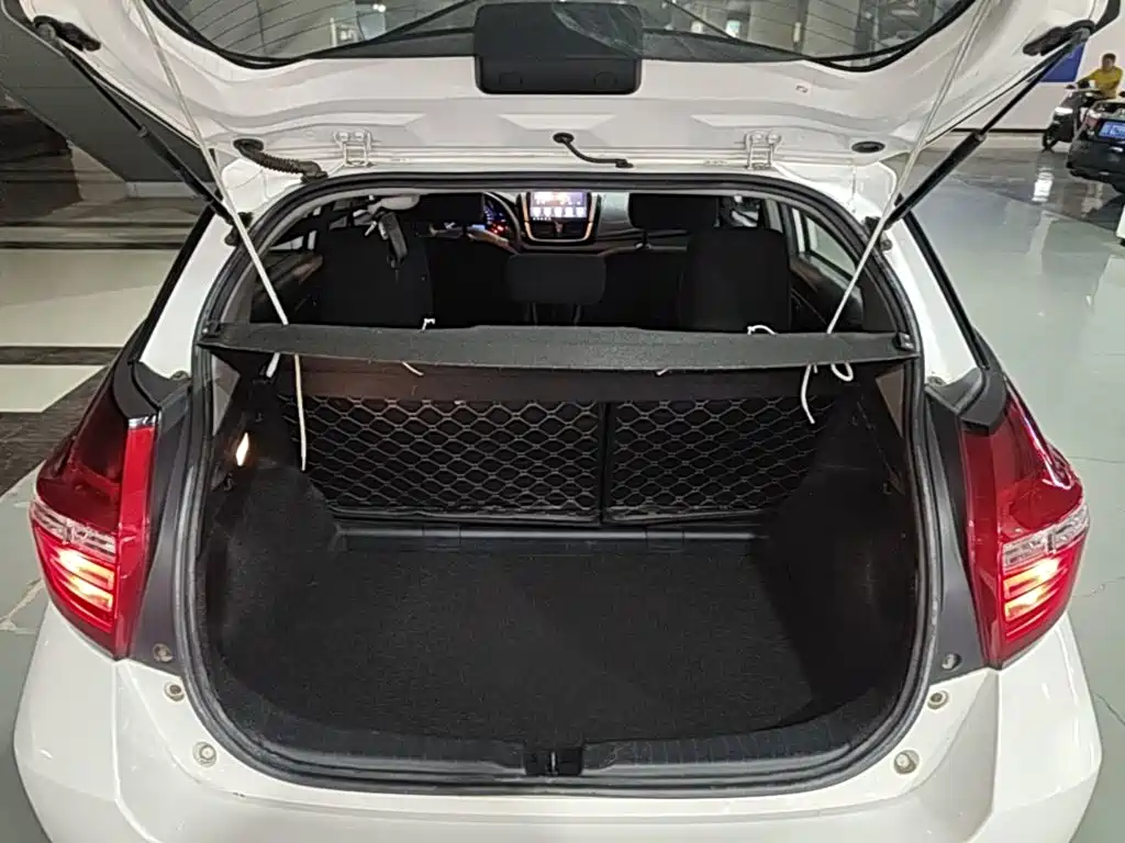 Toyota Yaris L 2016 — фото 19