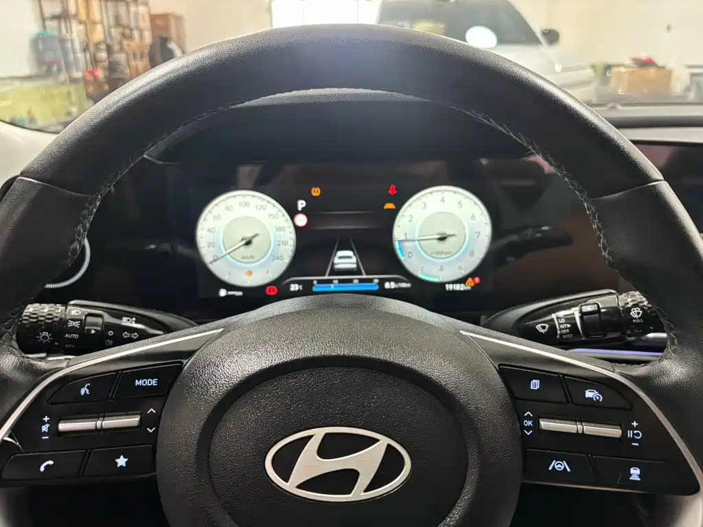 Hyundai Elantra 2023 — фото 11